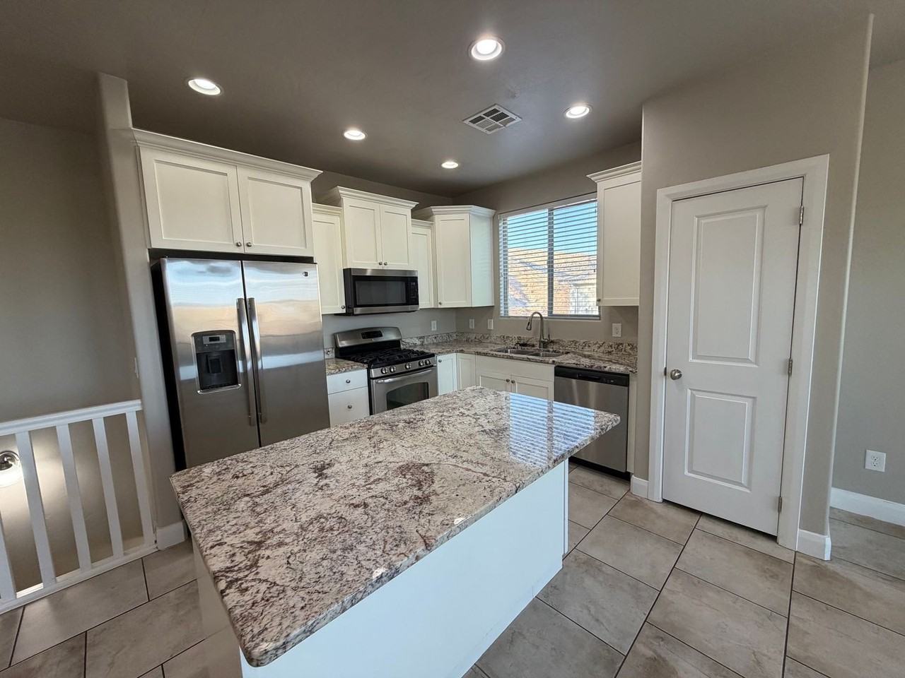 469 E Barcelona Dr - Photo 6 of 36