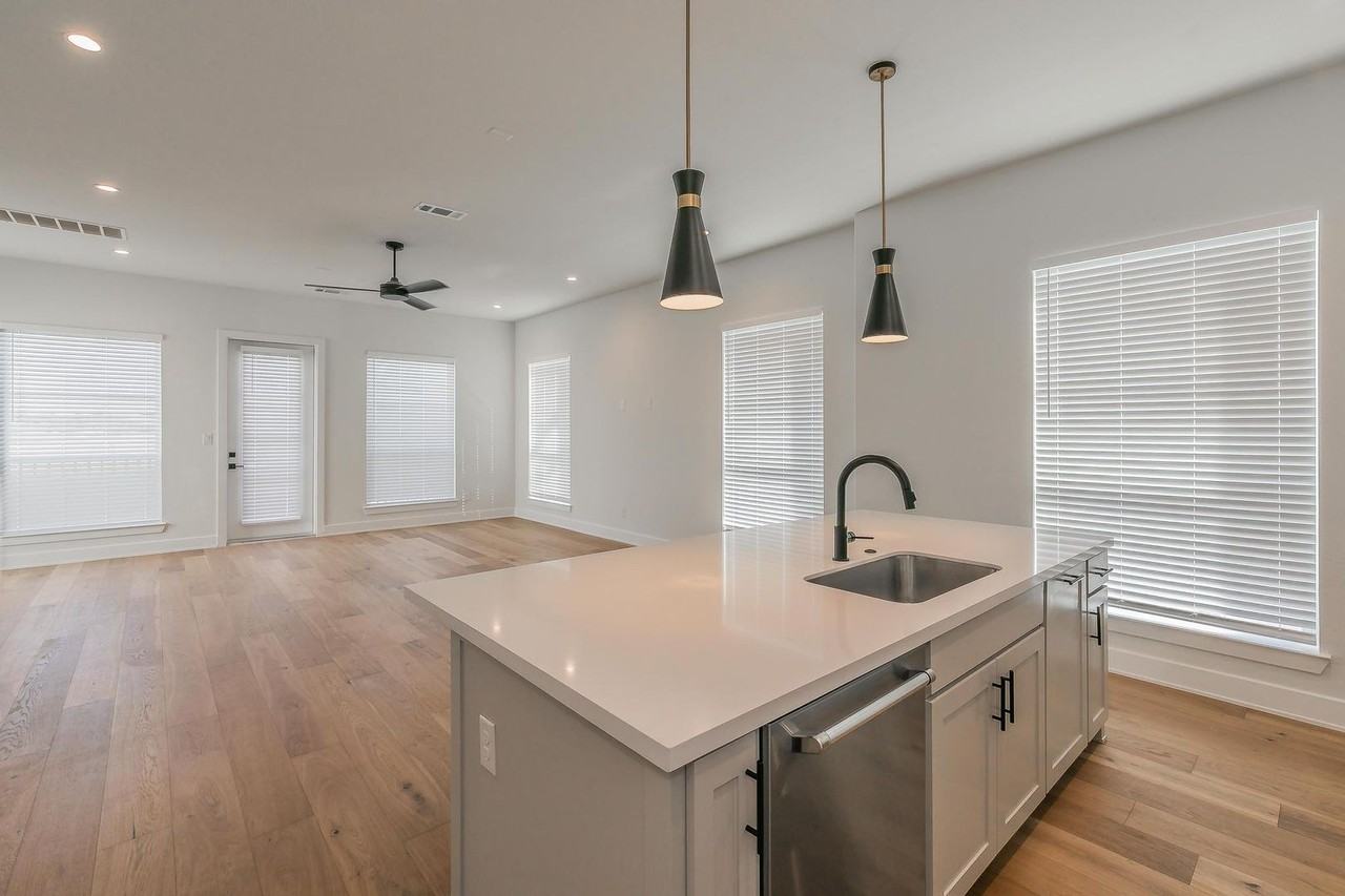 682 W Main St - Photo 5 of 31