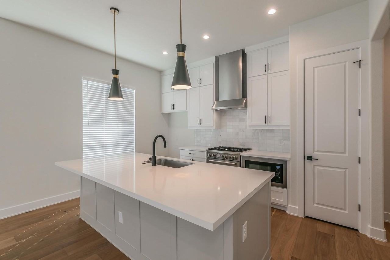 682 W Main St - Photo 6 of 31