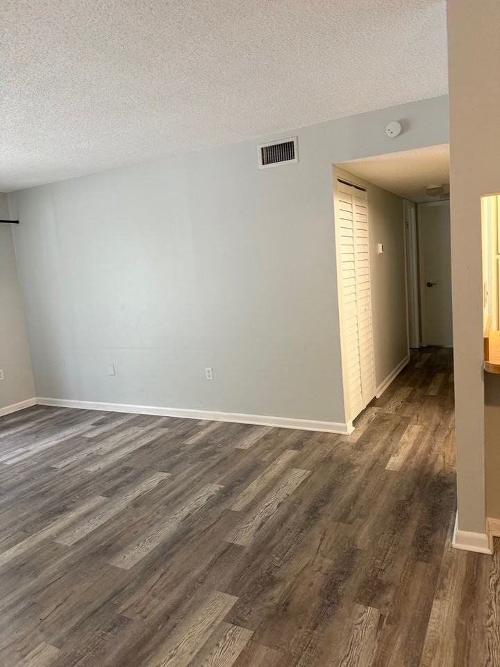 1372 Pine Ridge Cir E - Photo 5 of 22