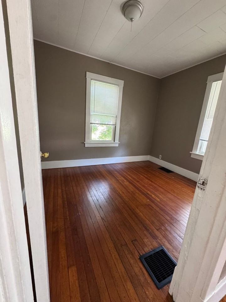 1010 Elm St - Photo 3 of 7