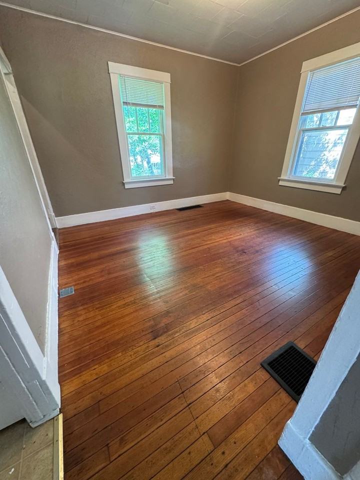 1010 Elm St - Photo 4 of 7