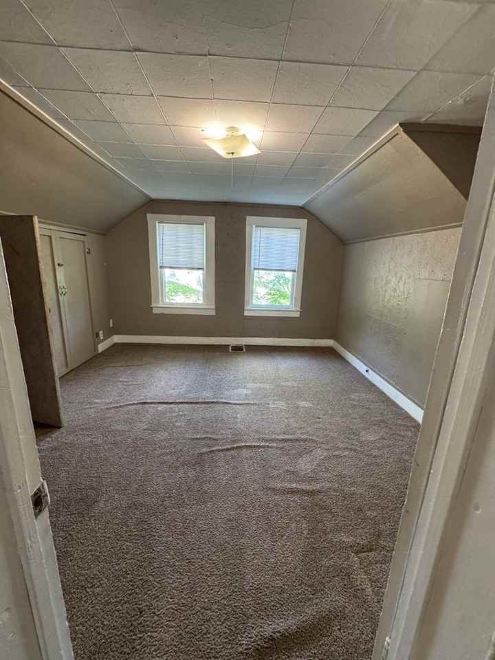 1010 Elm St - Photo 6 of 7