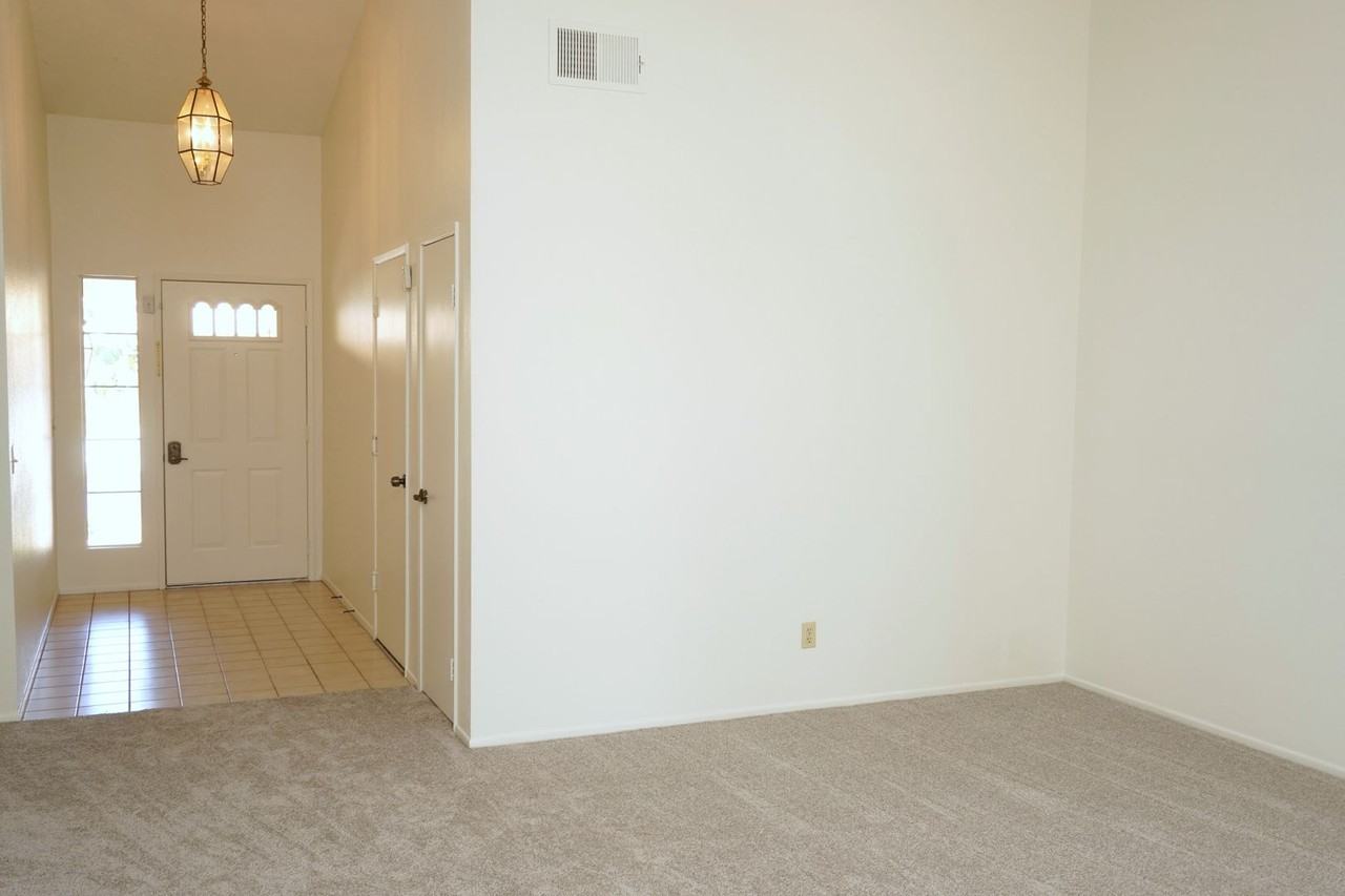 1366 Fairway Oaks Ave - Photo 4 of 24