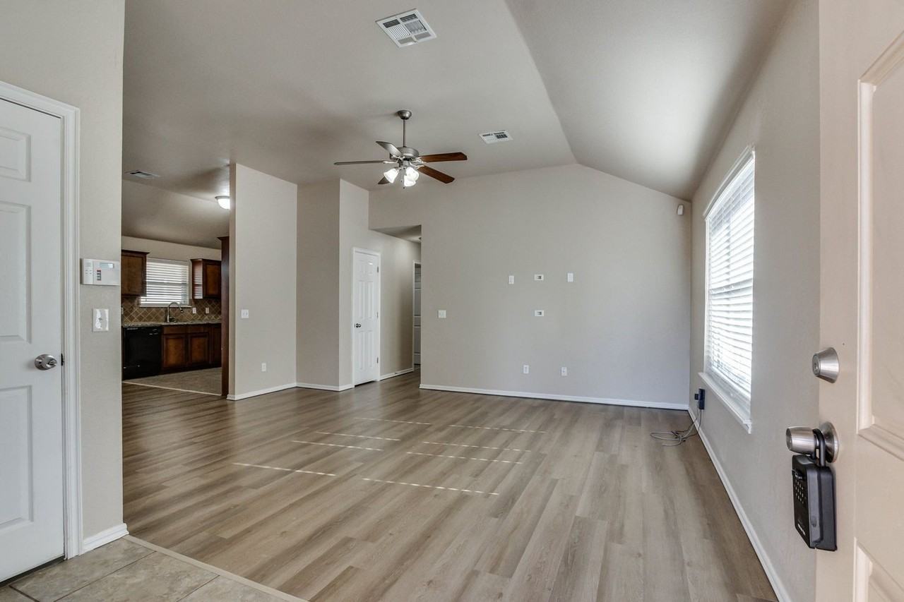 2201 Nw 199th St - Photo 3 of 22