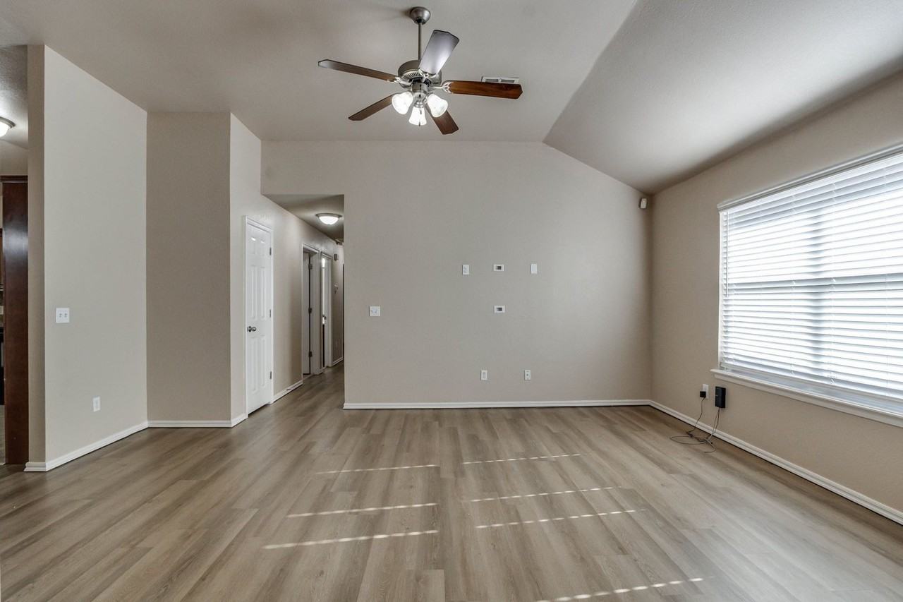 2201 Nw 199th St - Photo 4 of 22