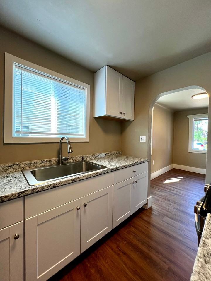 921 S 11th Ave - Photo 7 of 16