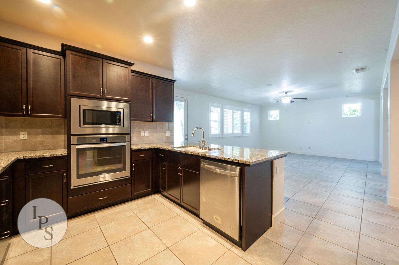 3245 Lexington Ave - Photo 6 of 30