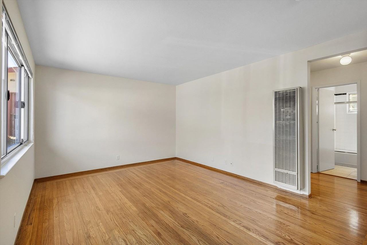 2911 Deakin St #3 - Photo 3 of 12