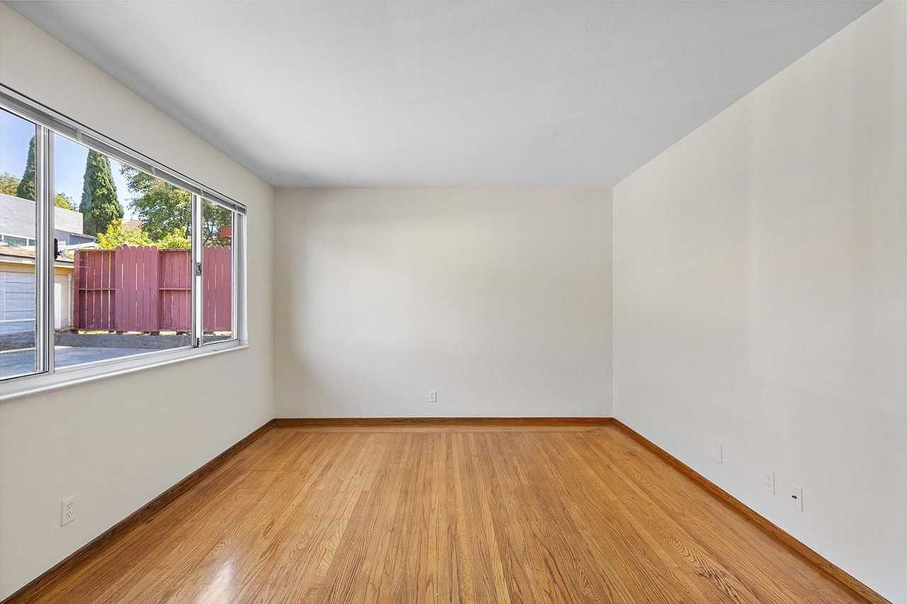 2911 Deakin St #3 - Photo 4 of 12