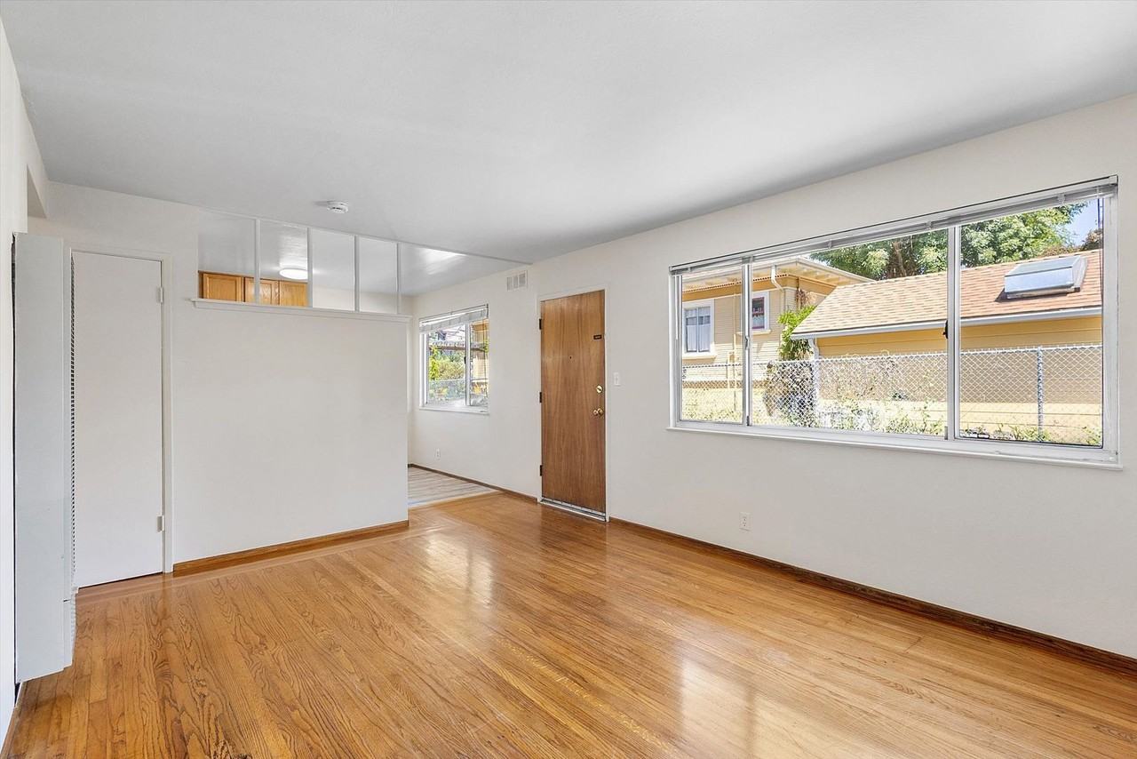 2911 Deakin St #3 - Photo 5 of 12