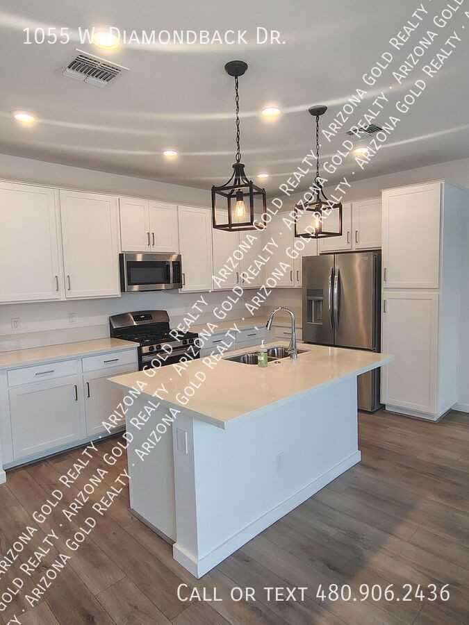 1055 W Diamondback Dr - Photo 3 of 27