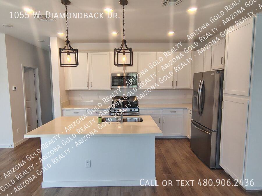 1055 W Diamondback Dr - Photo 4 of 27