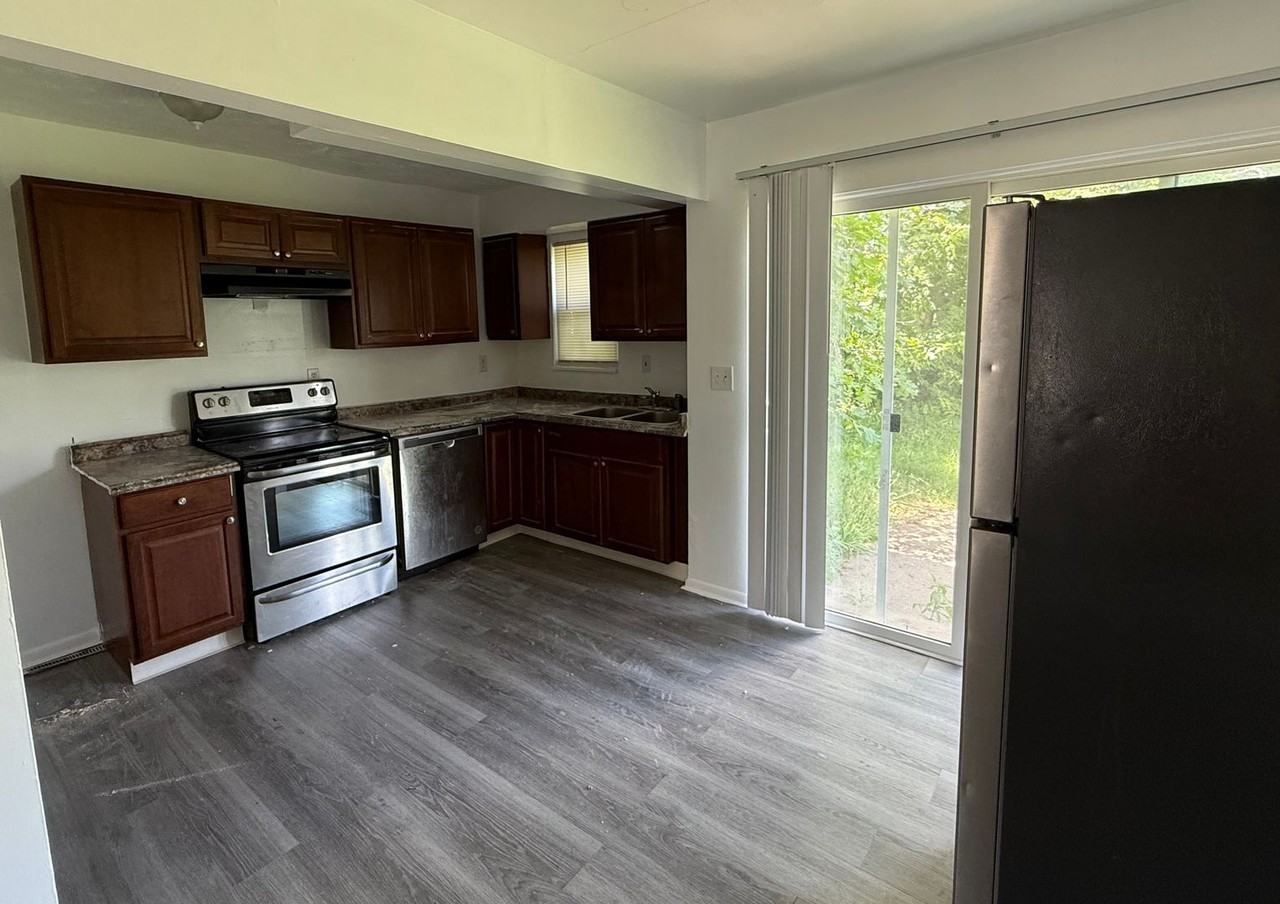 490 Melissa Ct - Photo 3 of 7