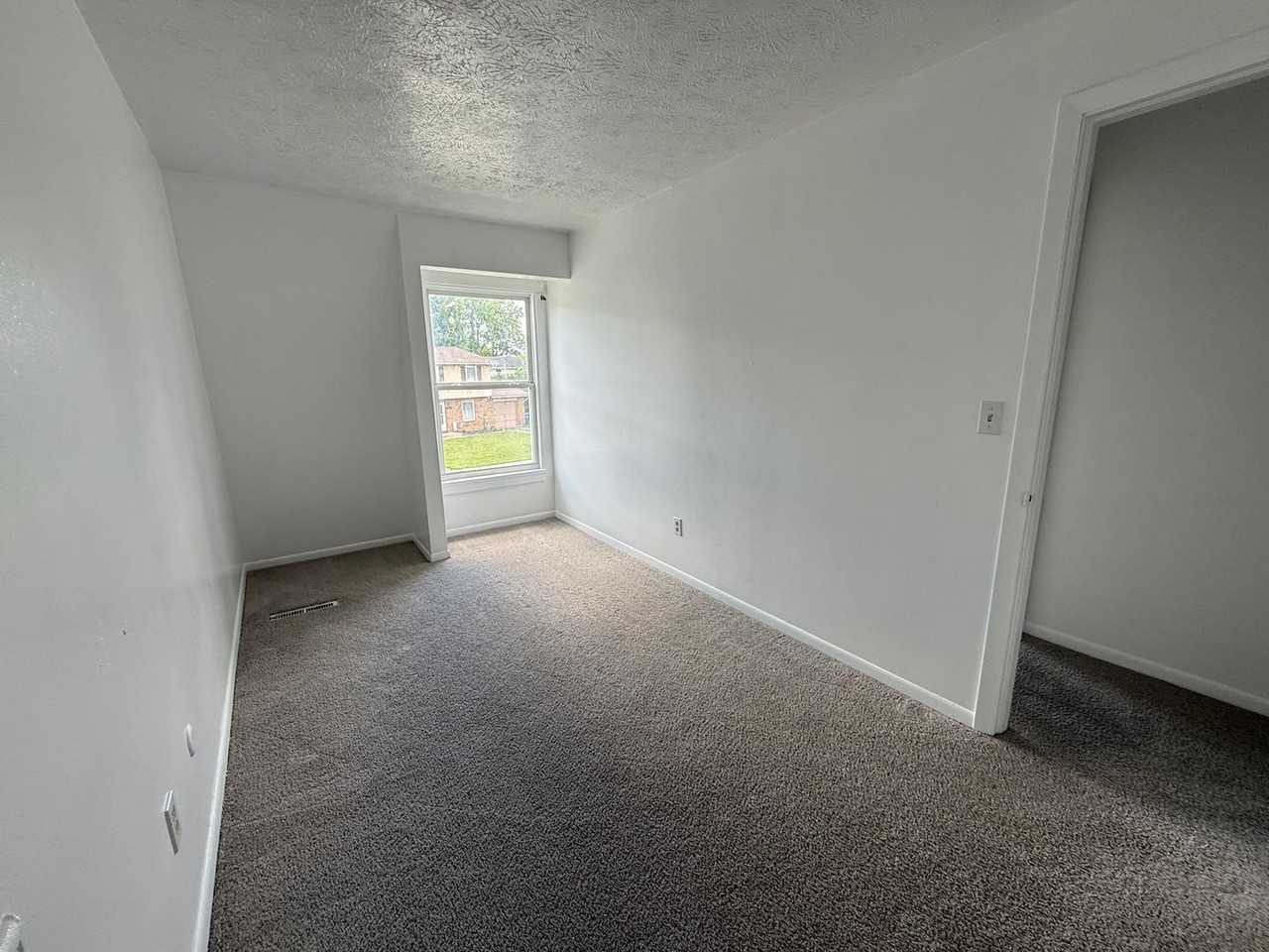 490 Melissa Ct - Photo 5 of 7