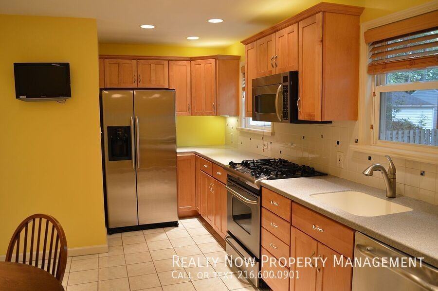 23805 E Groveland Rd - Photo 2 of 31