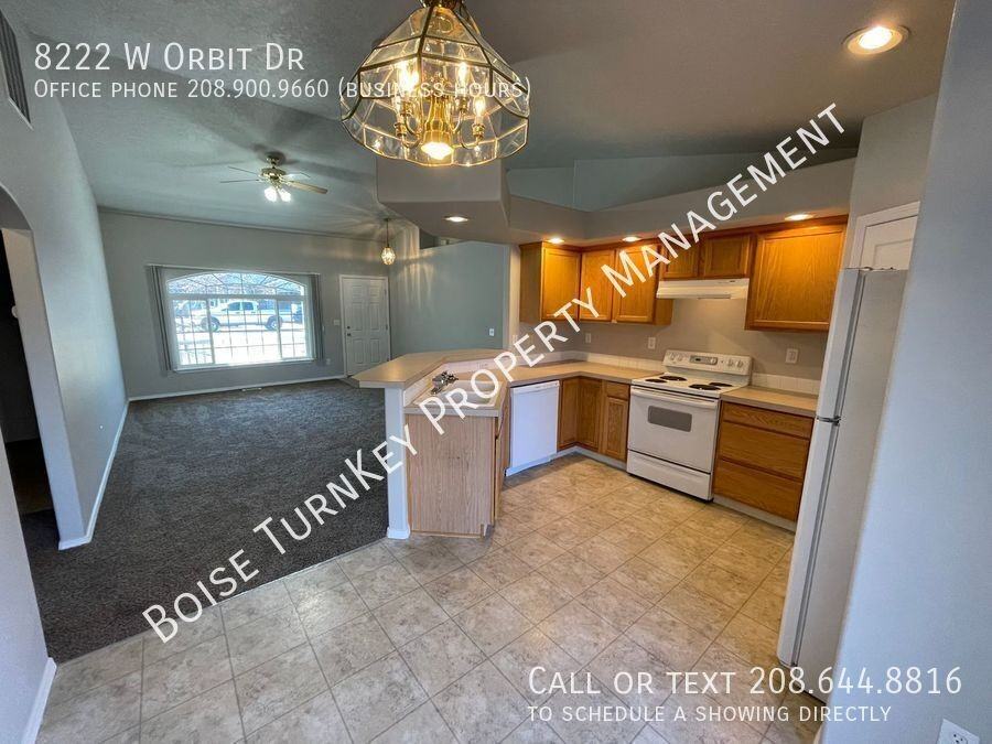 8222 W Orbit Dr - Photo 5 of 34