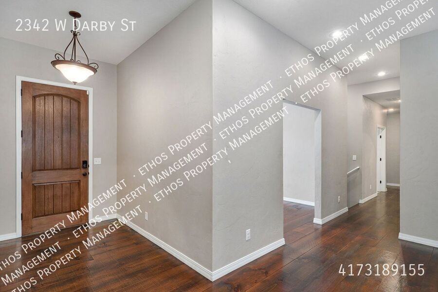 2342 W Darby St - Photo 6 of 50
