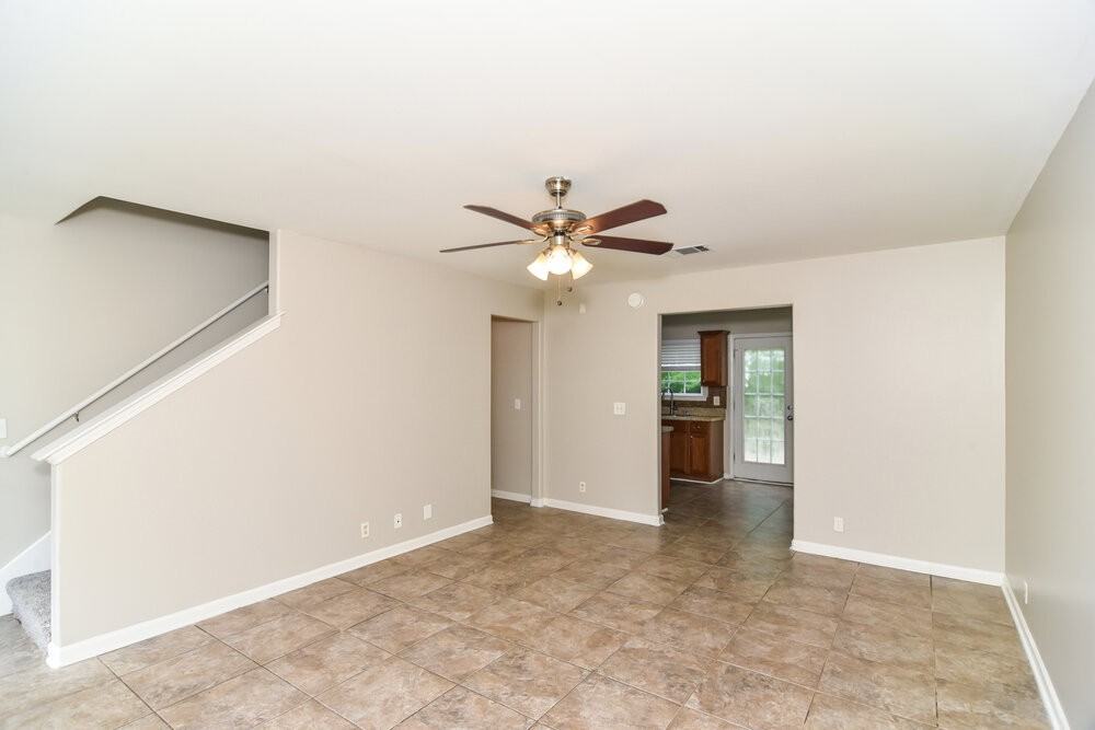 145 Lyndhurst Dr - Photo 4 of 17