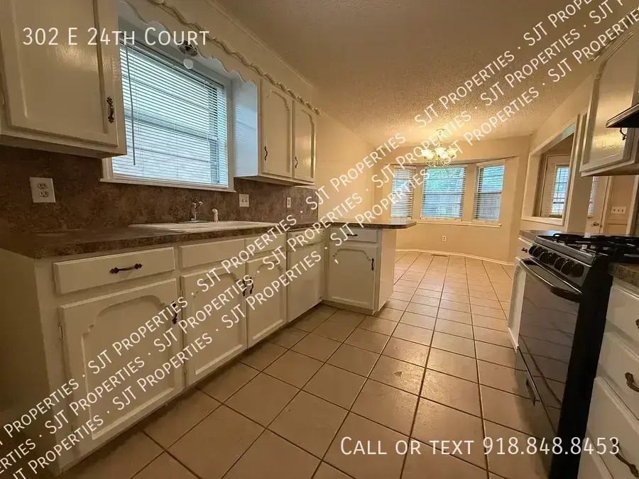 302 E 24th Ct - Photo 4 of 11