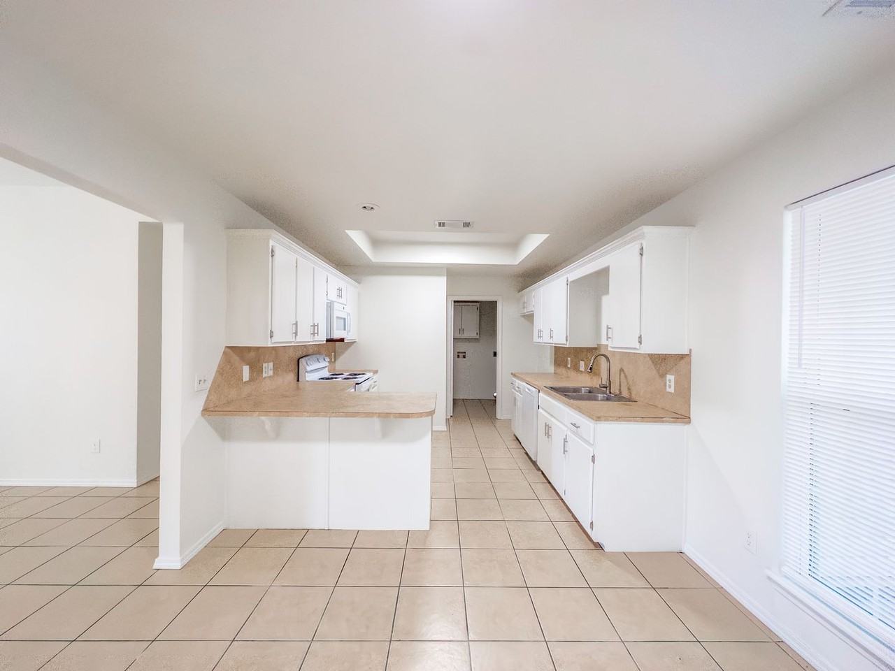 429 E El Paso St - Photo 5 of 16