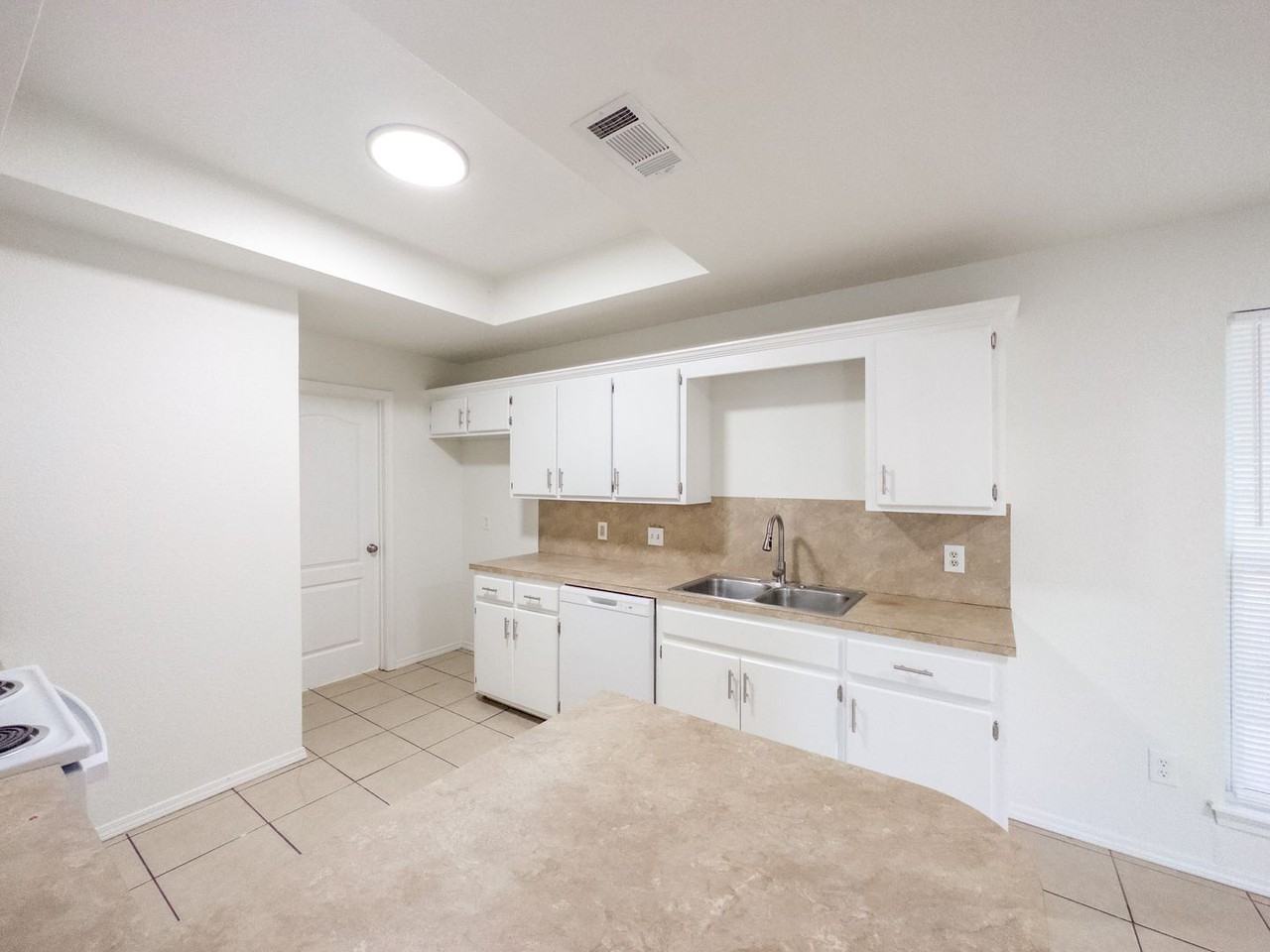 429 E El Paso St - Photo 6 of 16