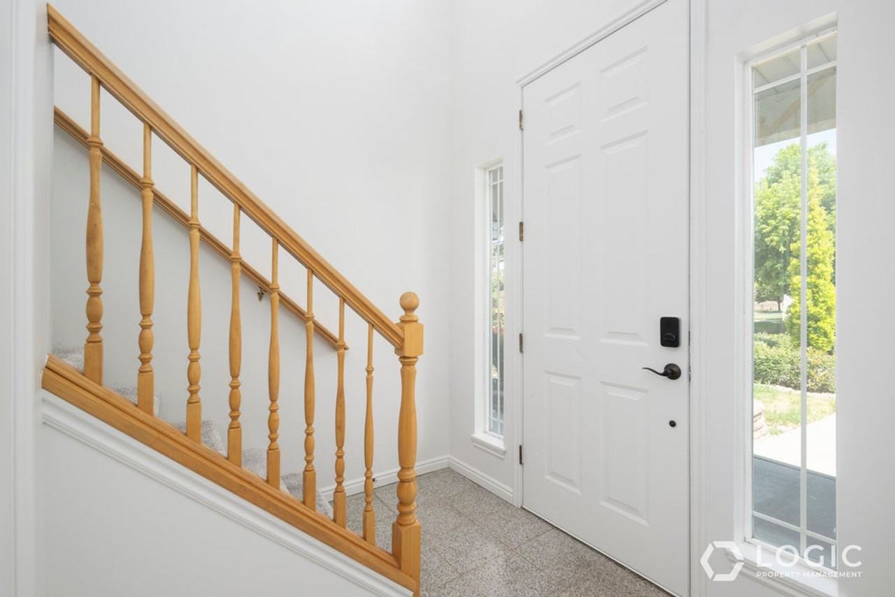 166 E Rawlins Ln - Photo 3 of 24