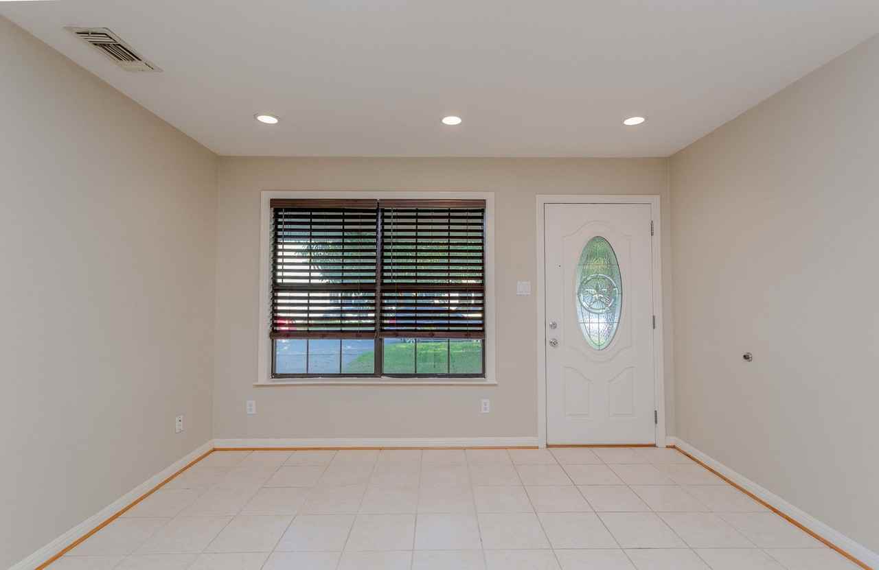 4501 Caswell Ave - Photo 5 of 19