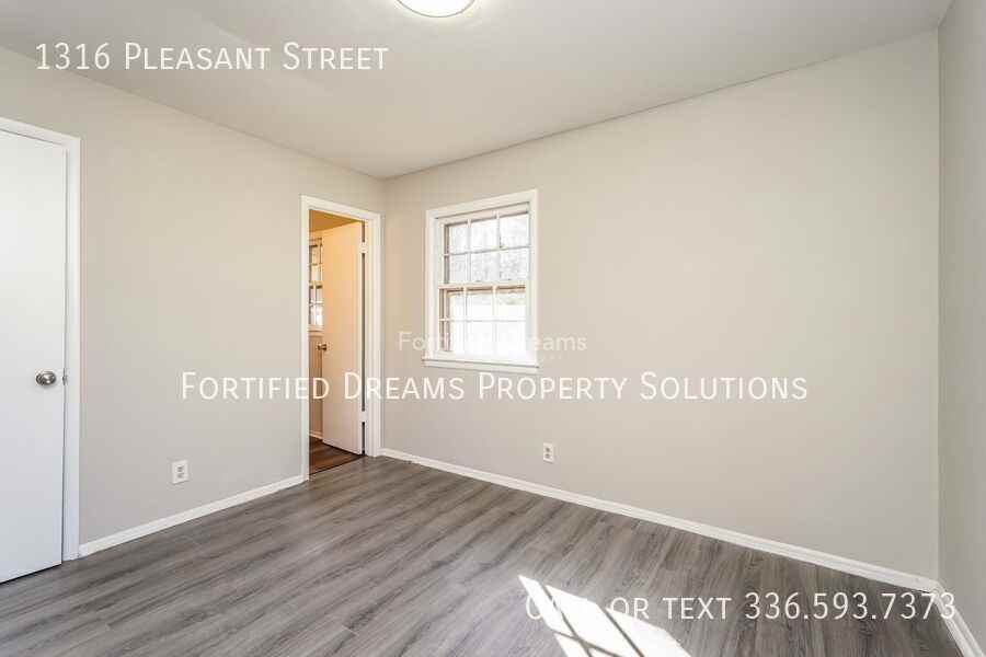 1316 Pleasant St - Photo 4 of 20