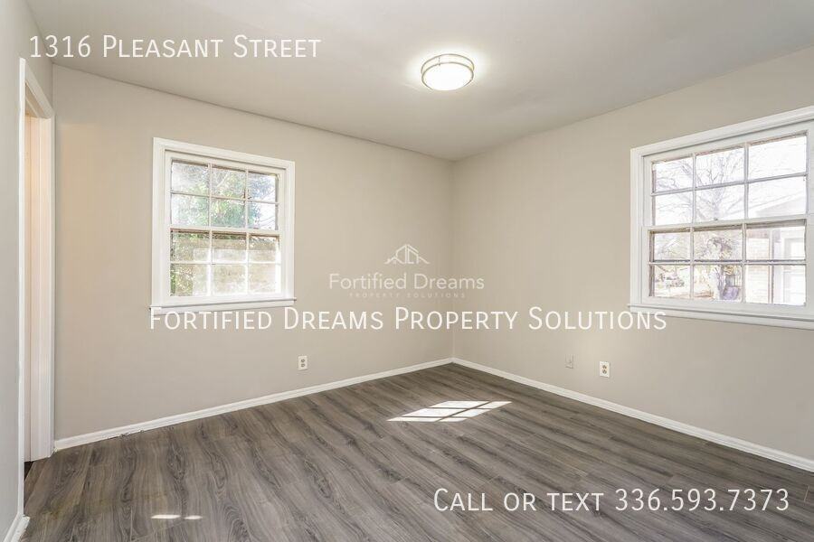 1316 Pleasant St - Photo 5 of 20