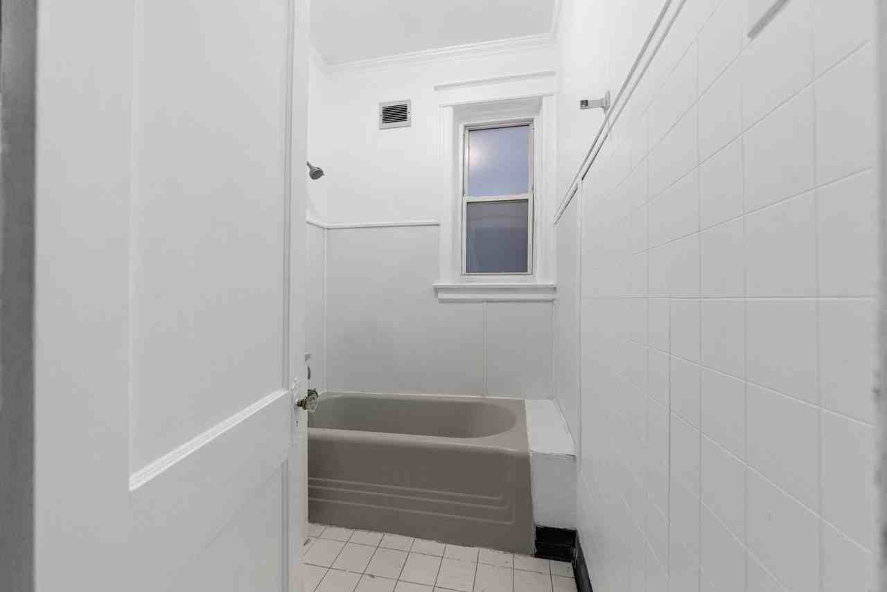 1353 W Catalpa Ave #1 - Photo 3 of 16