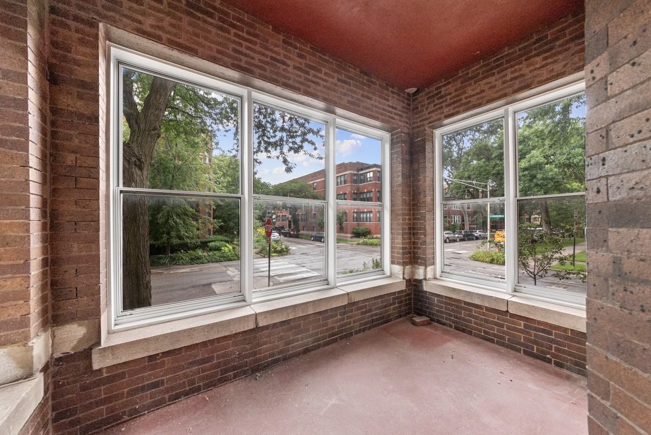 1353 W Catalpa Ave #1 - Photo 5 of 16