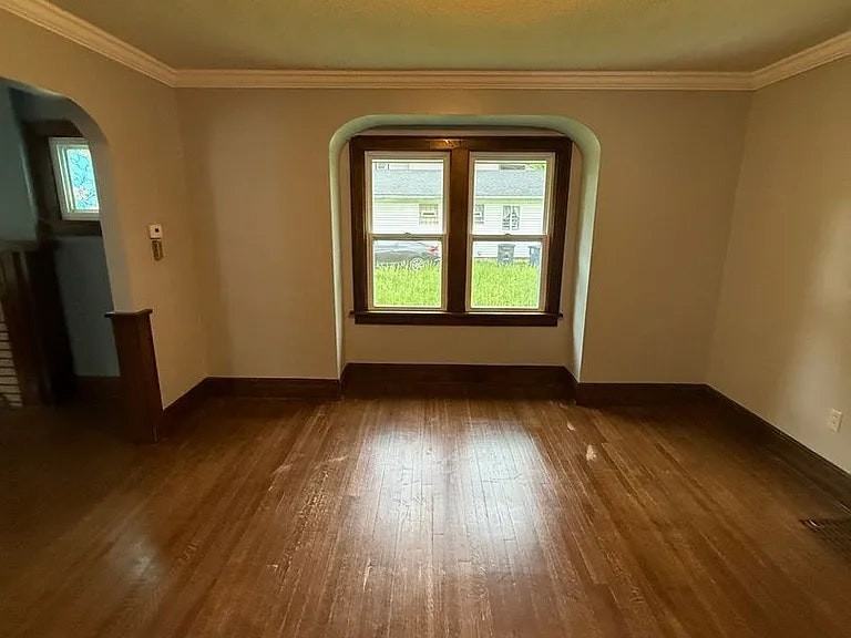 420 Grace Avenue - Photo 4 of 10