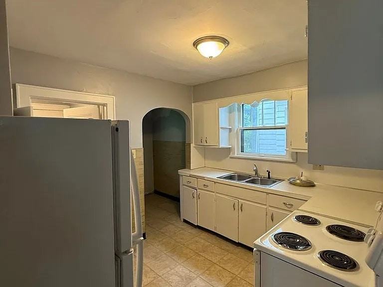 420 Grace Avenue - Photo 5 of 10