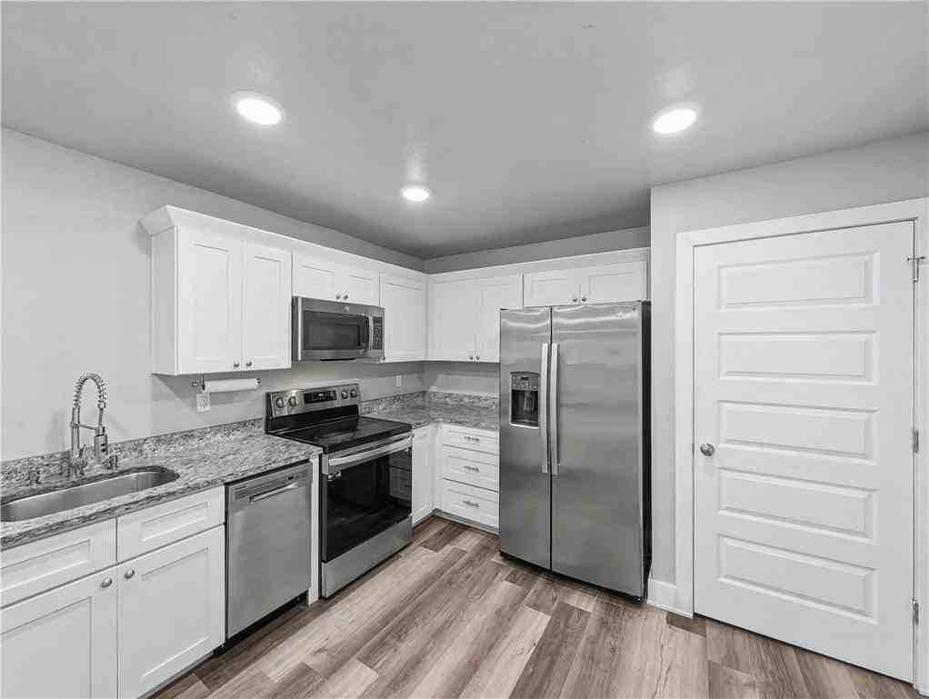 24 Hampstead Ln - Photo 2 of 20