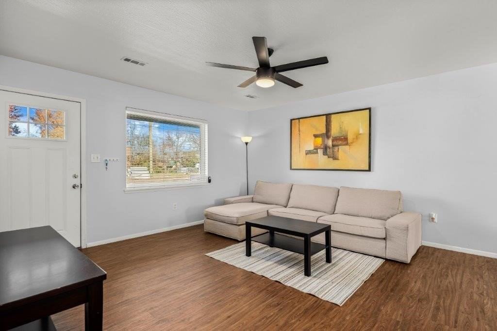 904 Se 4th St - Photo 2 of 16