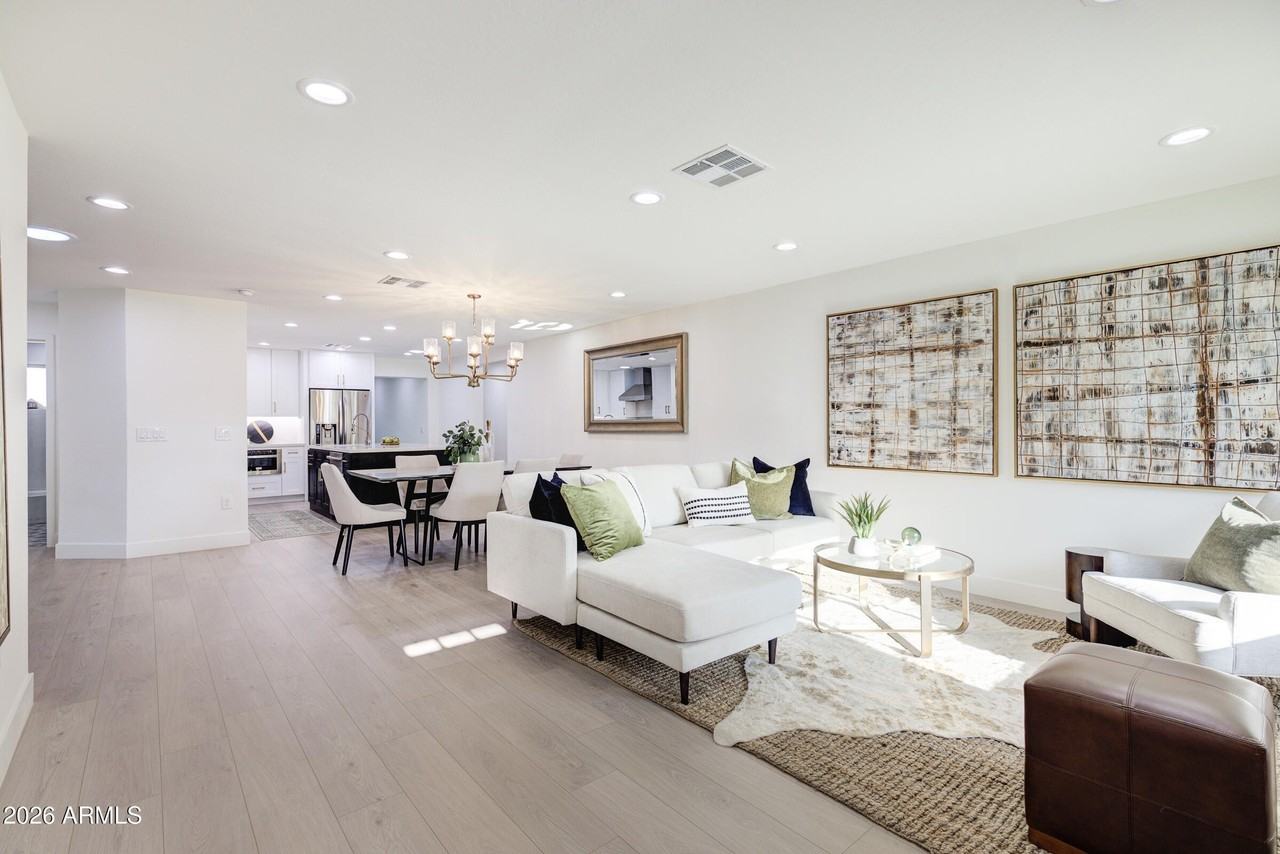 4235 N 35th Way - Photo 4 of 33