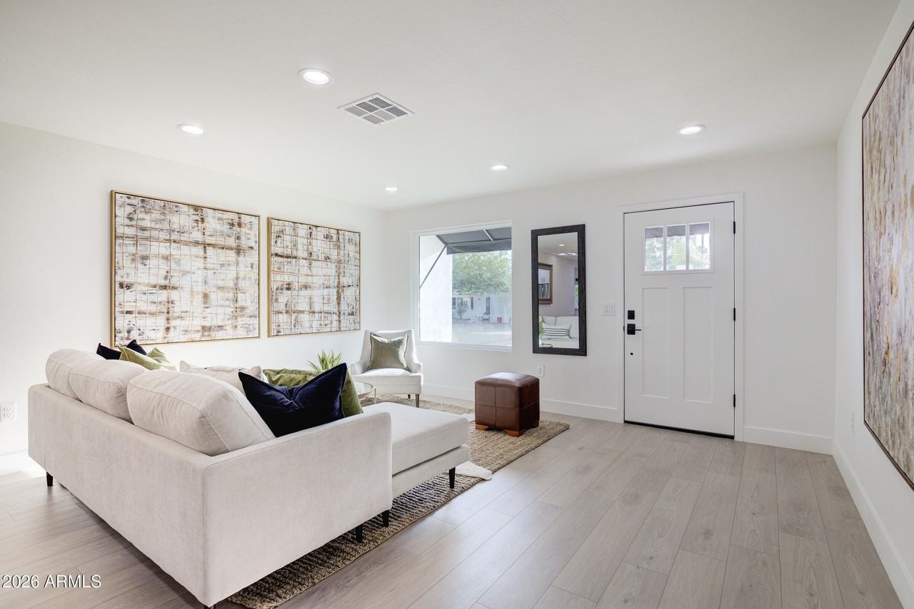 4235 N 35th Way - Photo 5 of 33