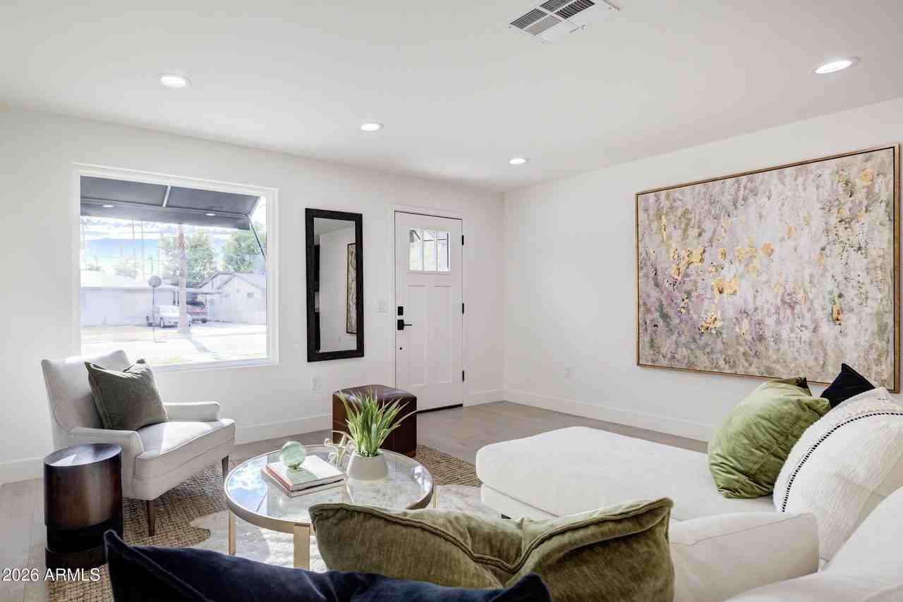 4235 N 35th Way - Photo 6 of 33