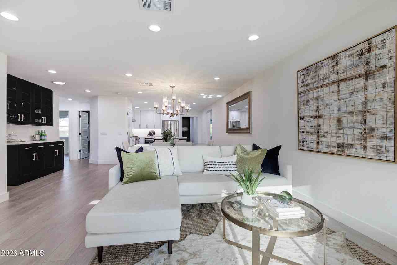 4235 N 35th Way - Photo 7 of 33