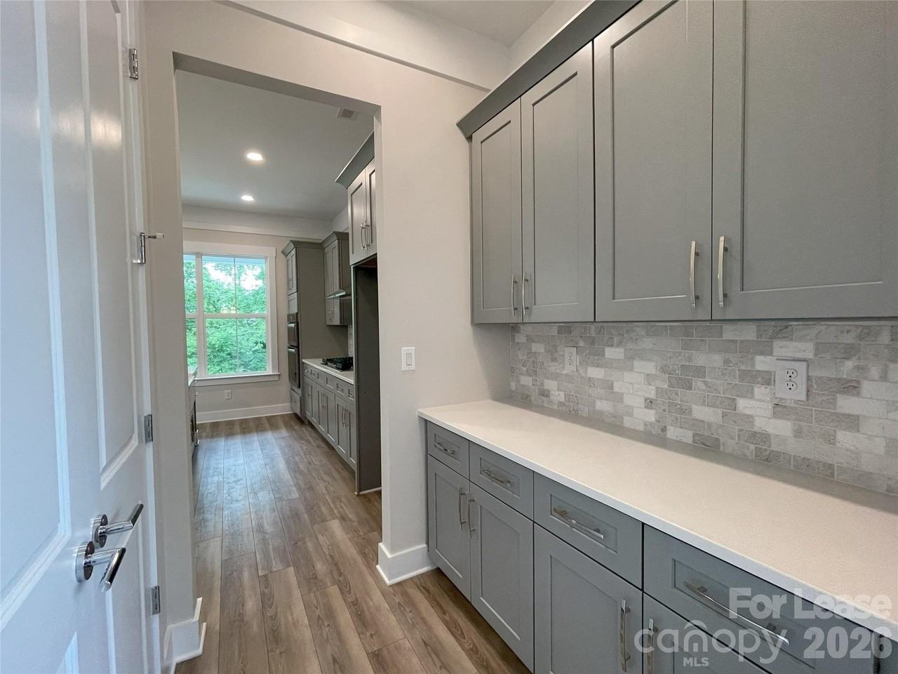 1014 Parkes St - Photo 4 of 23