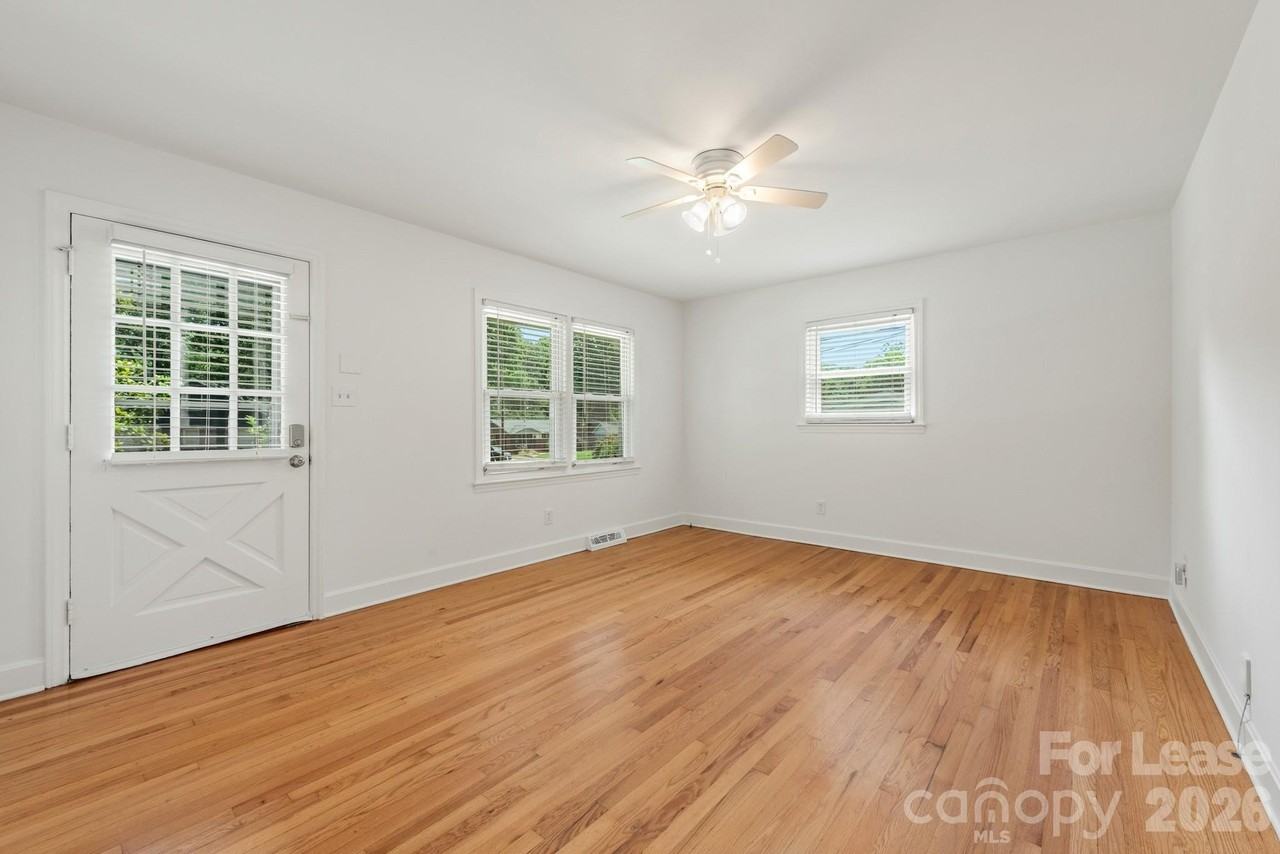 1129 Eastview Dr - Photo 4 of 20