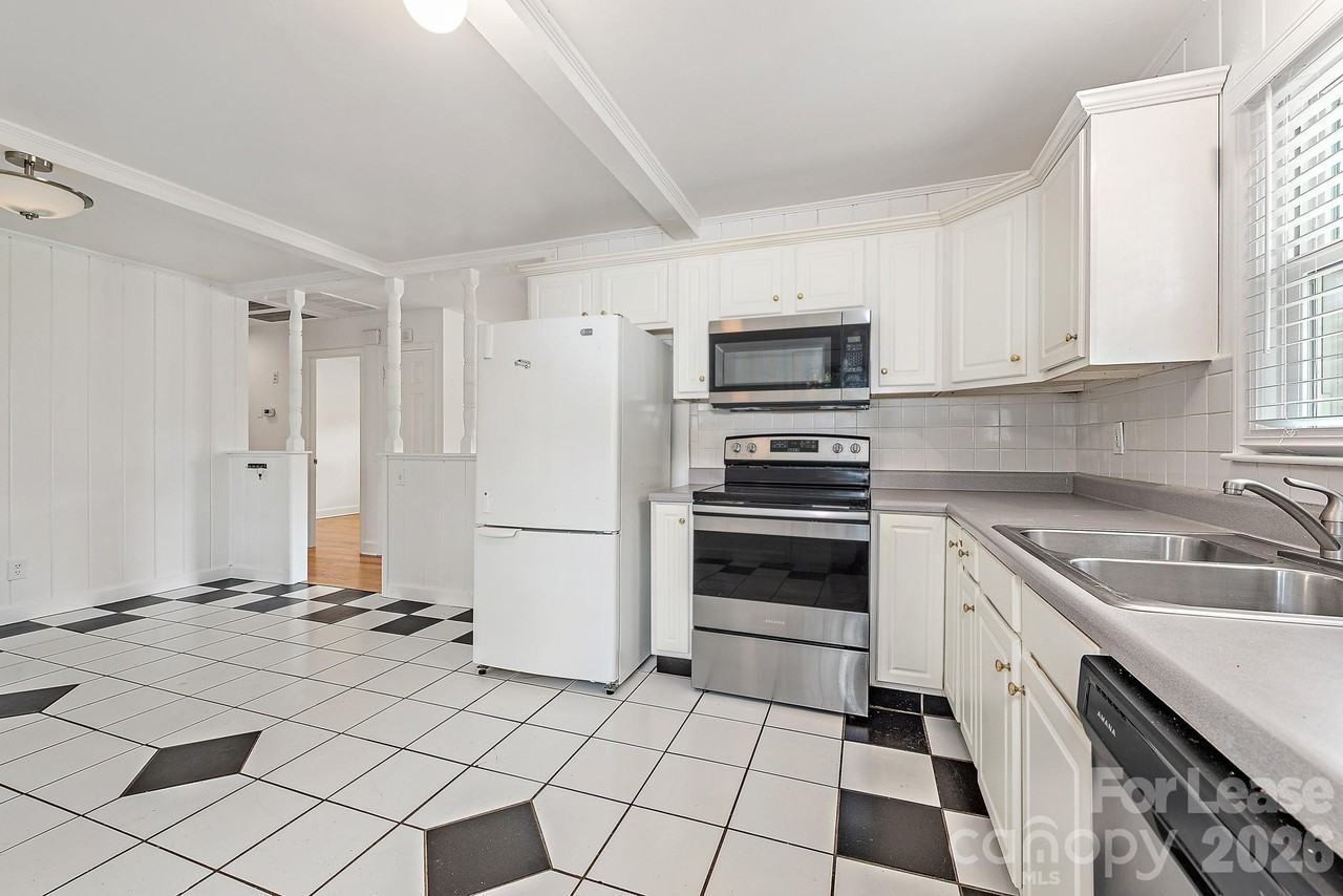 1129 Eastview Dr - Photo 6 of 20
