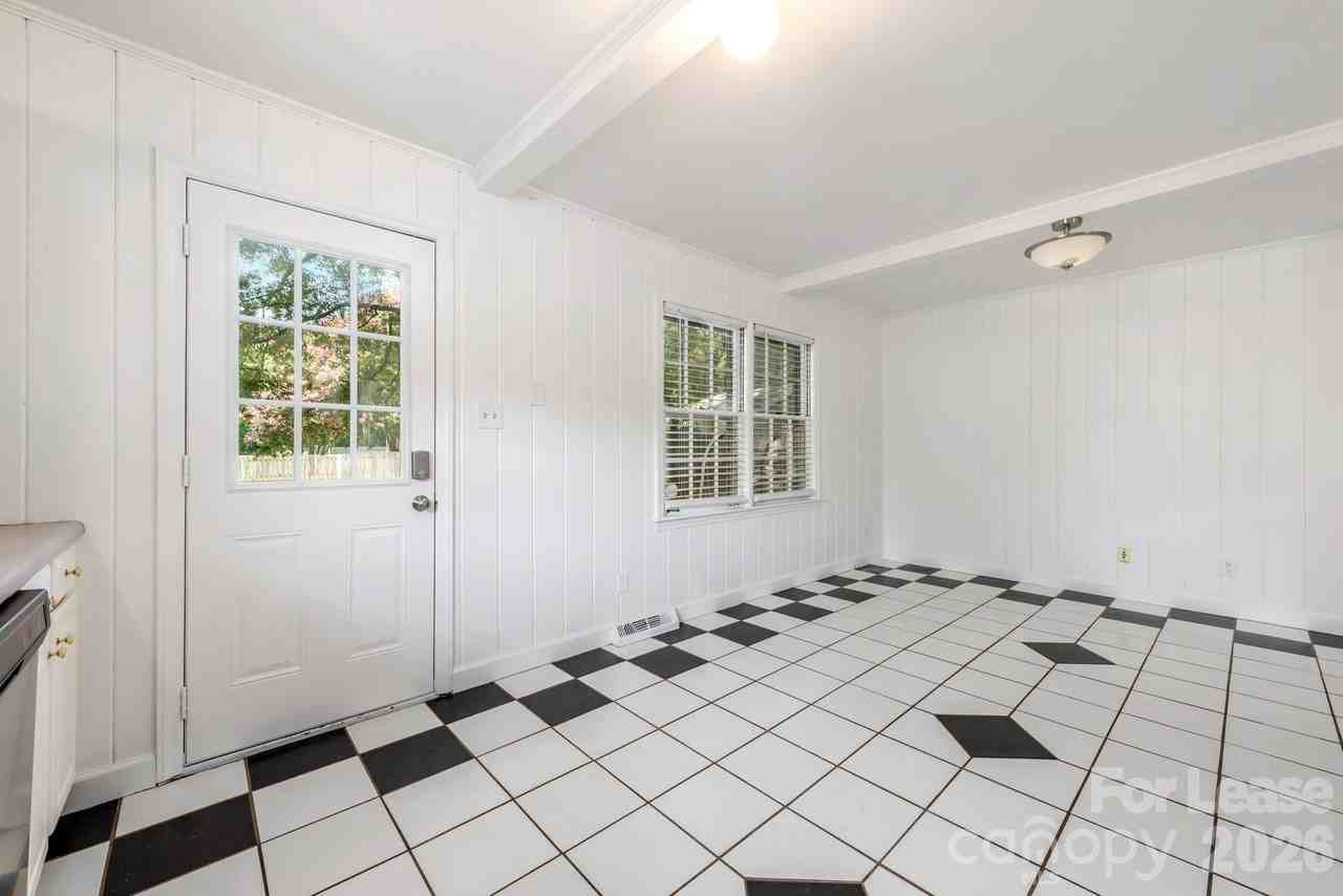 1129 Eastview Dr - Photo 7 of 20