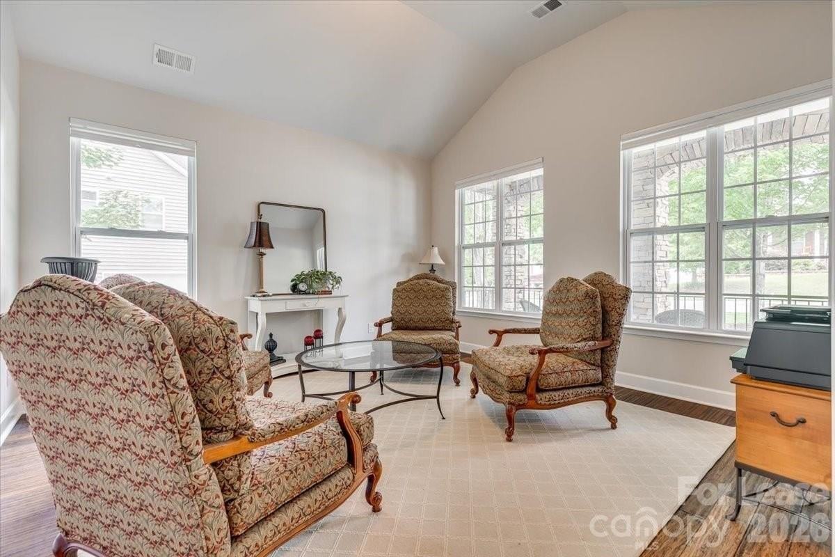 1007 Kaiser Way - Photo 7 of 48