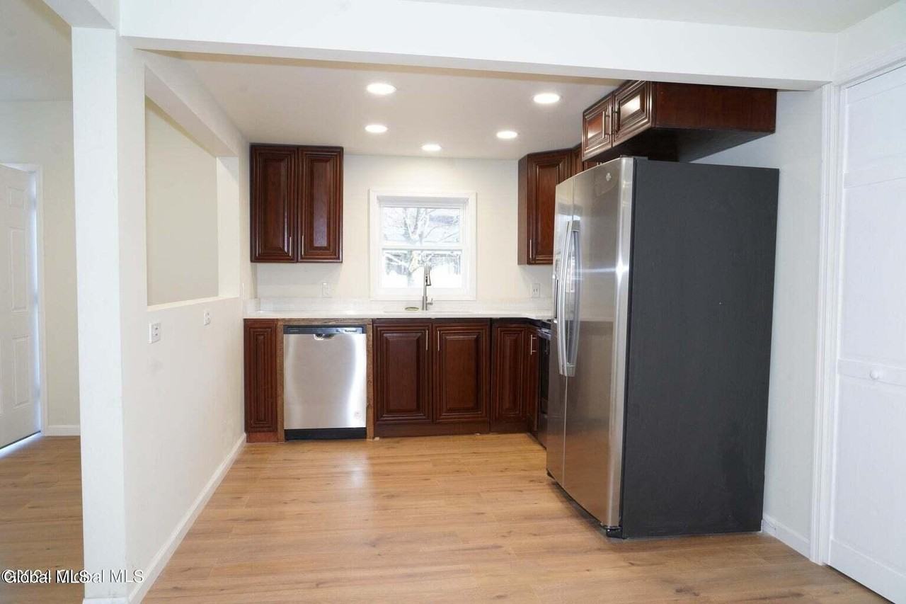 21 Van Heusen St #2 - Photo 4 of 6