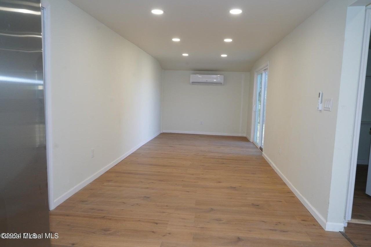 21 Van Heusen St #2 - Photo 5 of 6