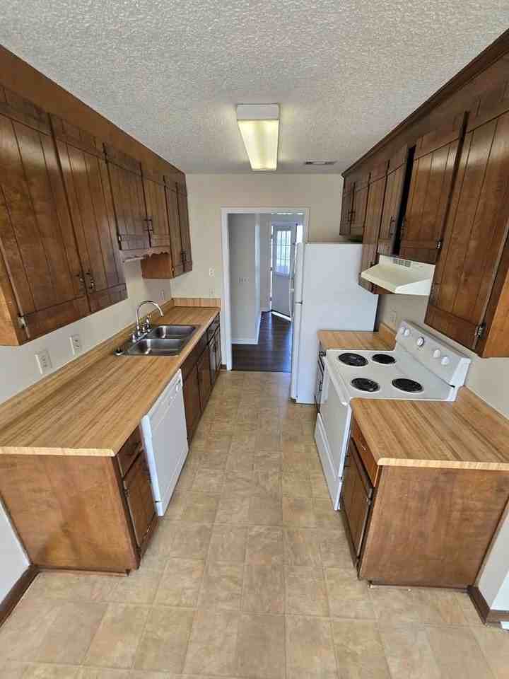 2501 Creekwood Dr - Photo 4 of 8