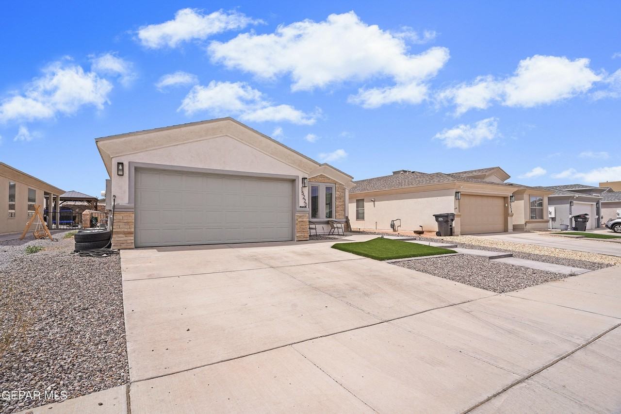 15220 Apex Ct - Photo 2 of 31