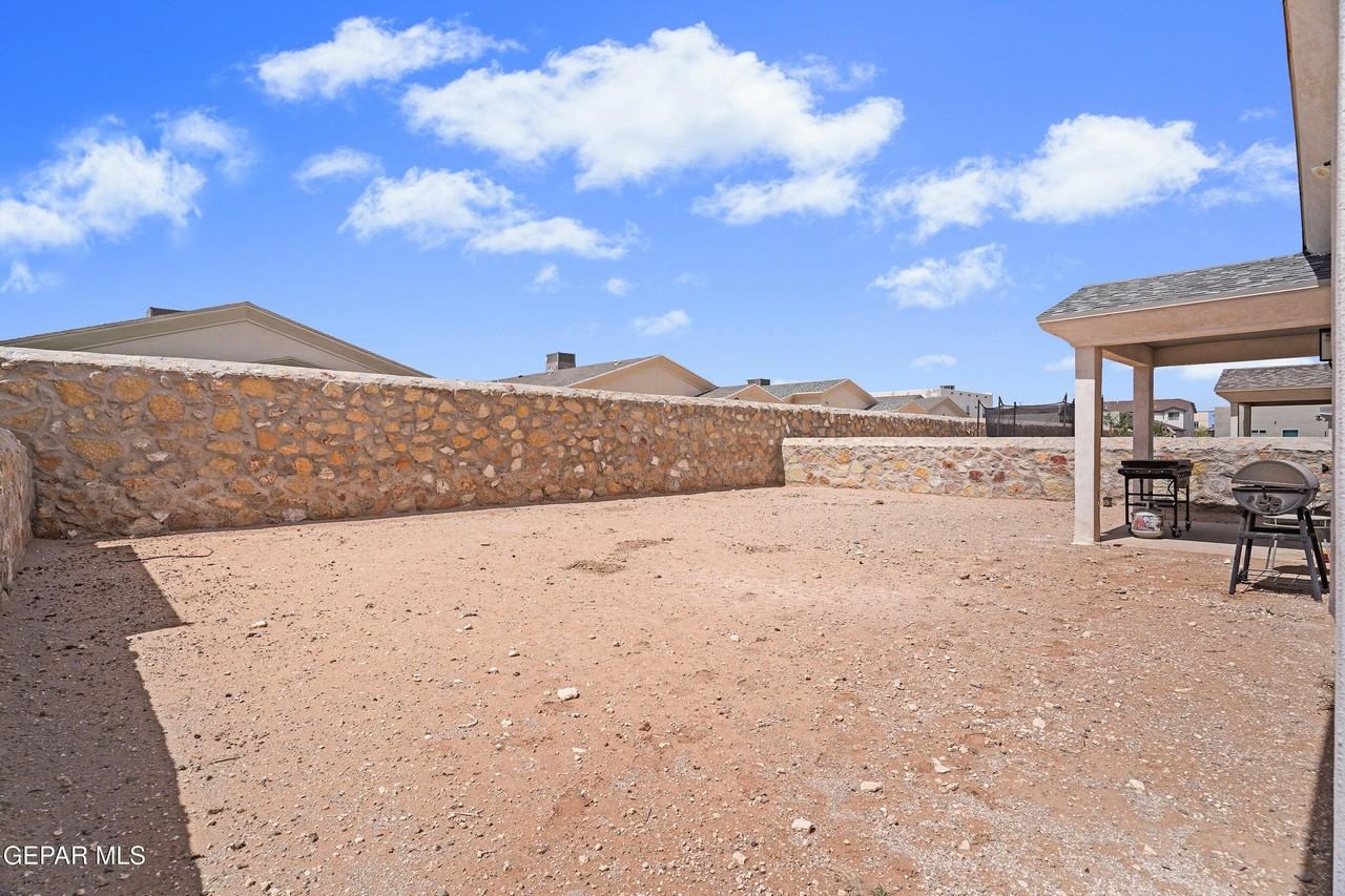 15220 Apex Ct - Photo 5 of 31